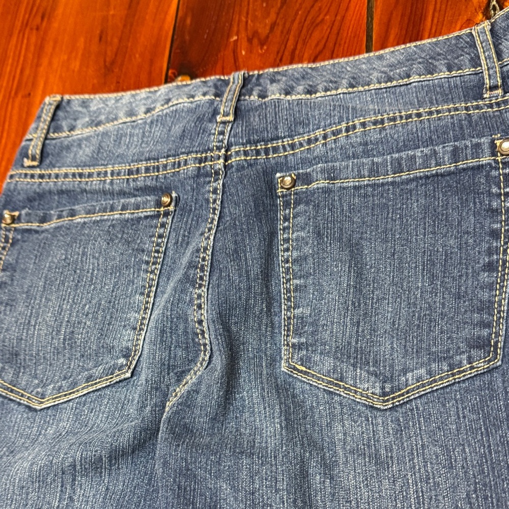 Bandolino Dark Blue Cropped Jeans. H10 - Picture 6 of 7